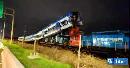 Impactante accidente de trenes en San Bernardo: convoy de pasajeros quedó montado en tren de carga
