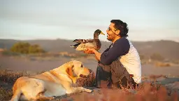 La historia del ambientalista de Cahuil a quien su pato lo persigue como si fuese un perro y de cómo limpia las playas de Chile junto a sus mascotas | The Clinic