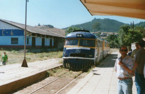 Vieja foto buscarril Talca constit. todo añejo y amarillento estilo western