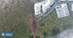 Imágenes revelan magnitud de socavón que mantiene a edificio al borde del colapso en Viña del Mar