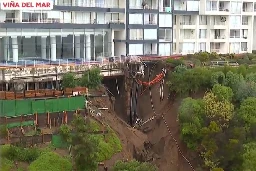 VIDEOI Socavón: Impactante imagen de dron muestra edificio apoyado solo por un pilar