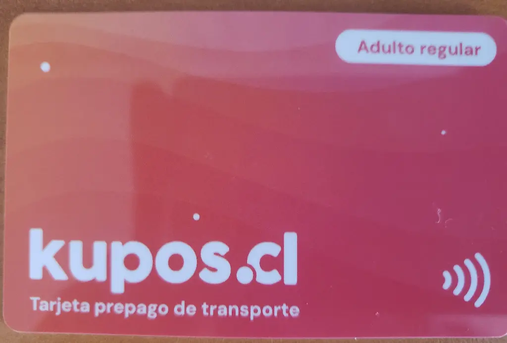 Tarjeta roja que dice Adulto regular kupos.cl Tarjeta prepago de transporte